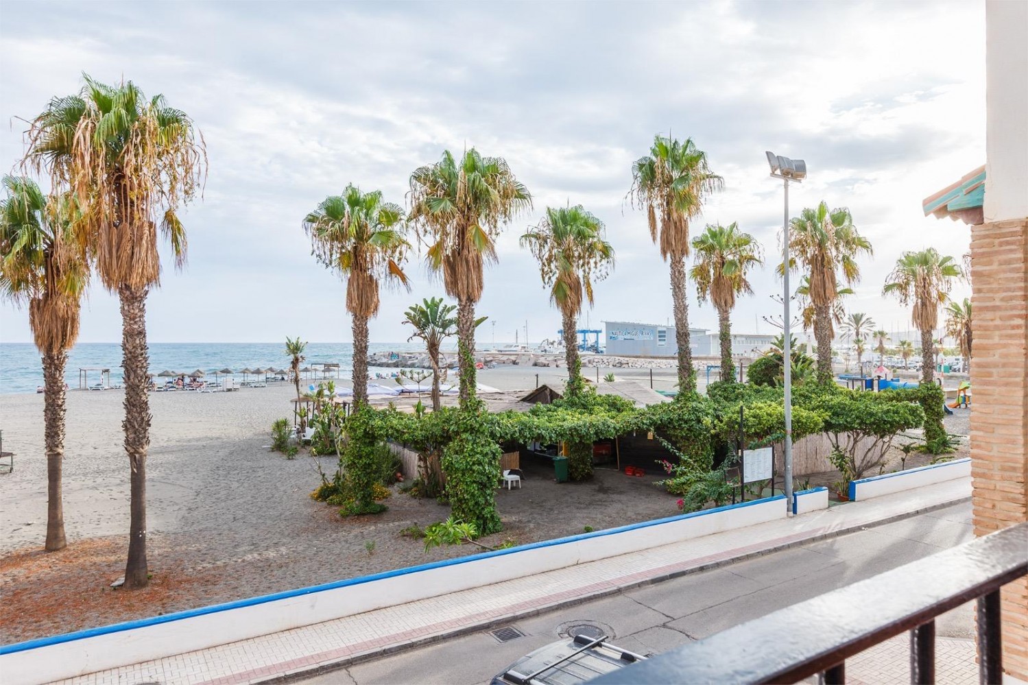 ET SOVEROM I CALETA DE VELEZ PÅ STRANDFORDEN