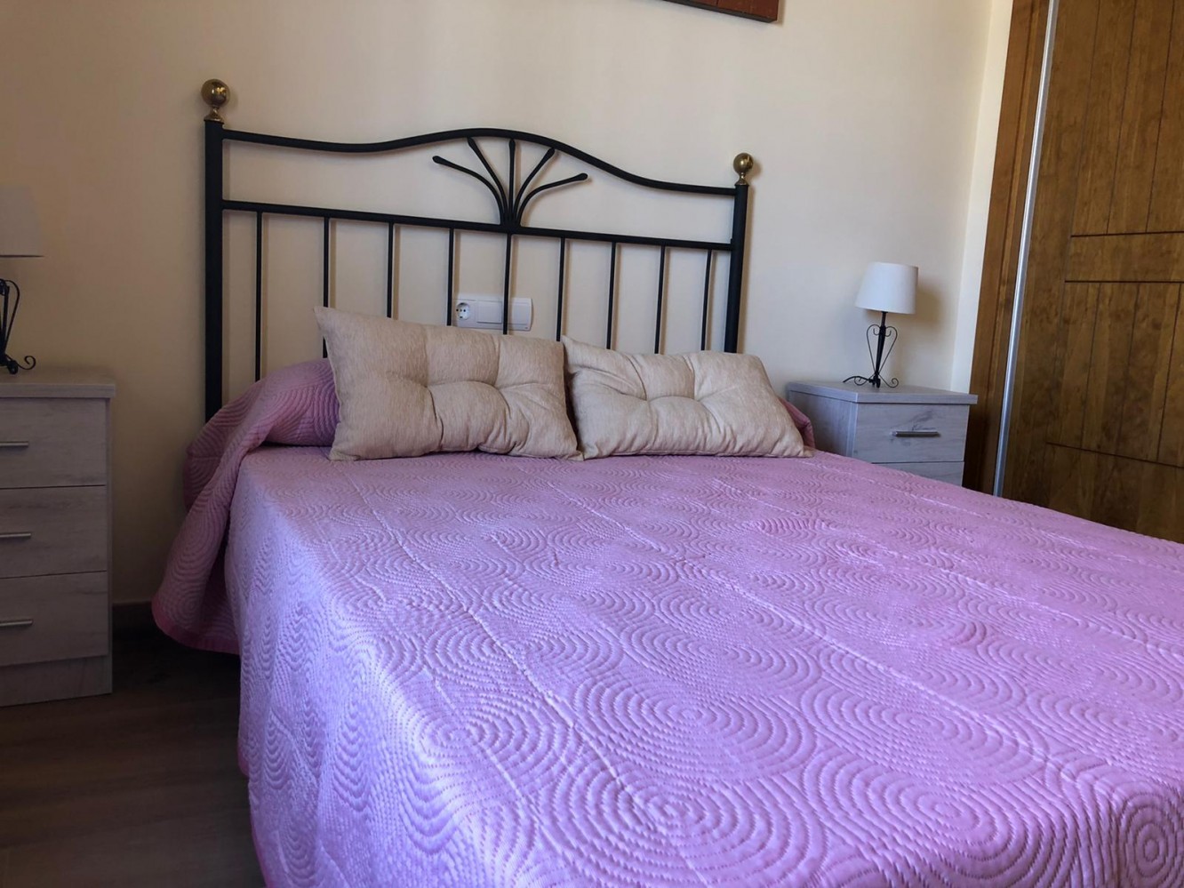 TRE SOVEROM, TO BAD, PLUSS SVØMMEBASSENG