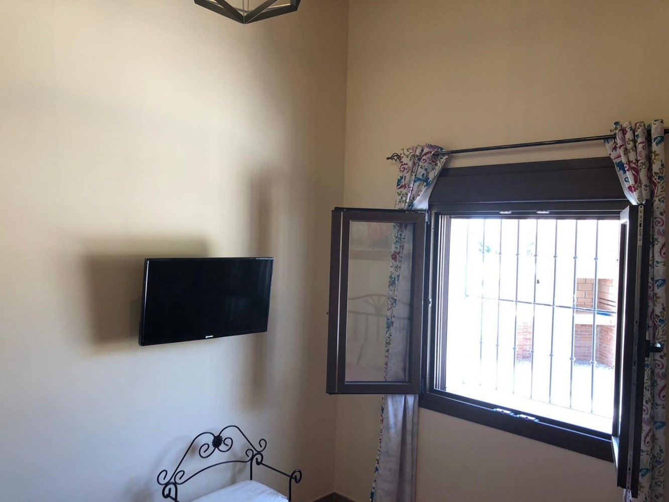 TRE SOVEROM, TO BAD, PLUSS SVØMMEBASSENG