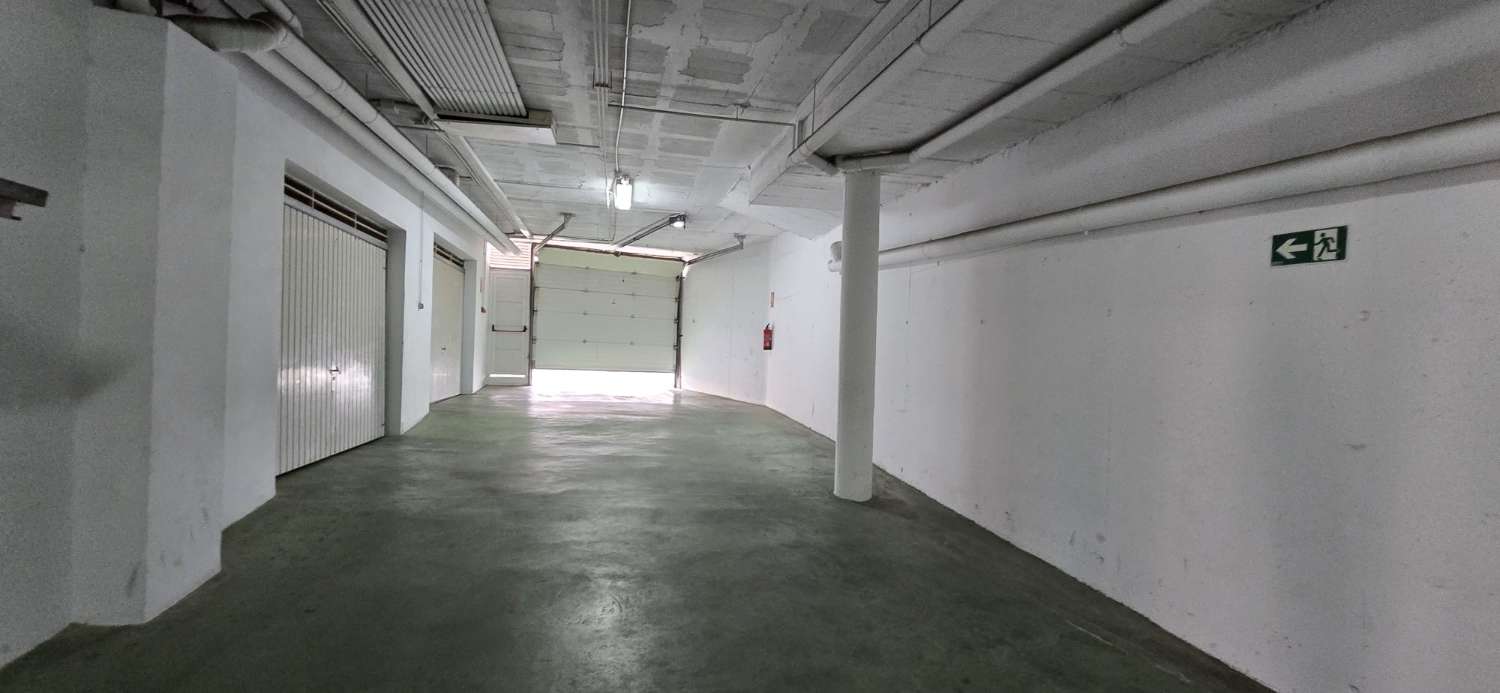 DREI SCHLAFZIMMER, ZWEI BADEZIMMER UND PARKPLATZ