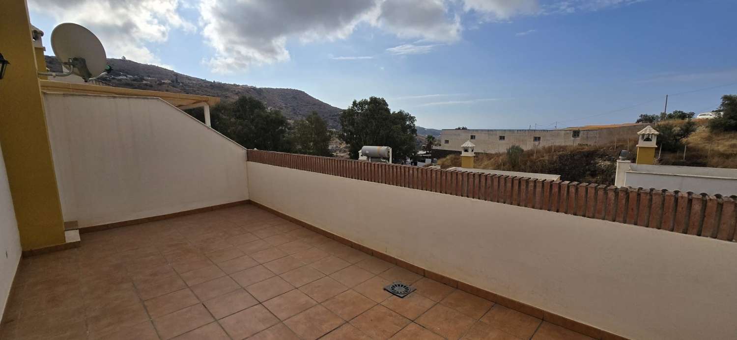 DREI SCHLAFZIMMER, ZWEI BADEZIMMER UND PARKPLATZ