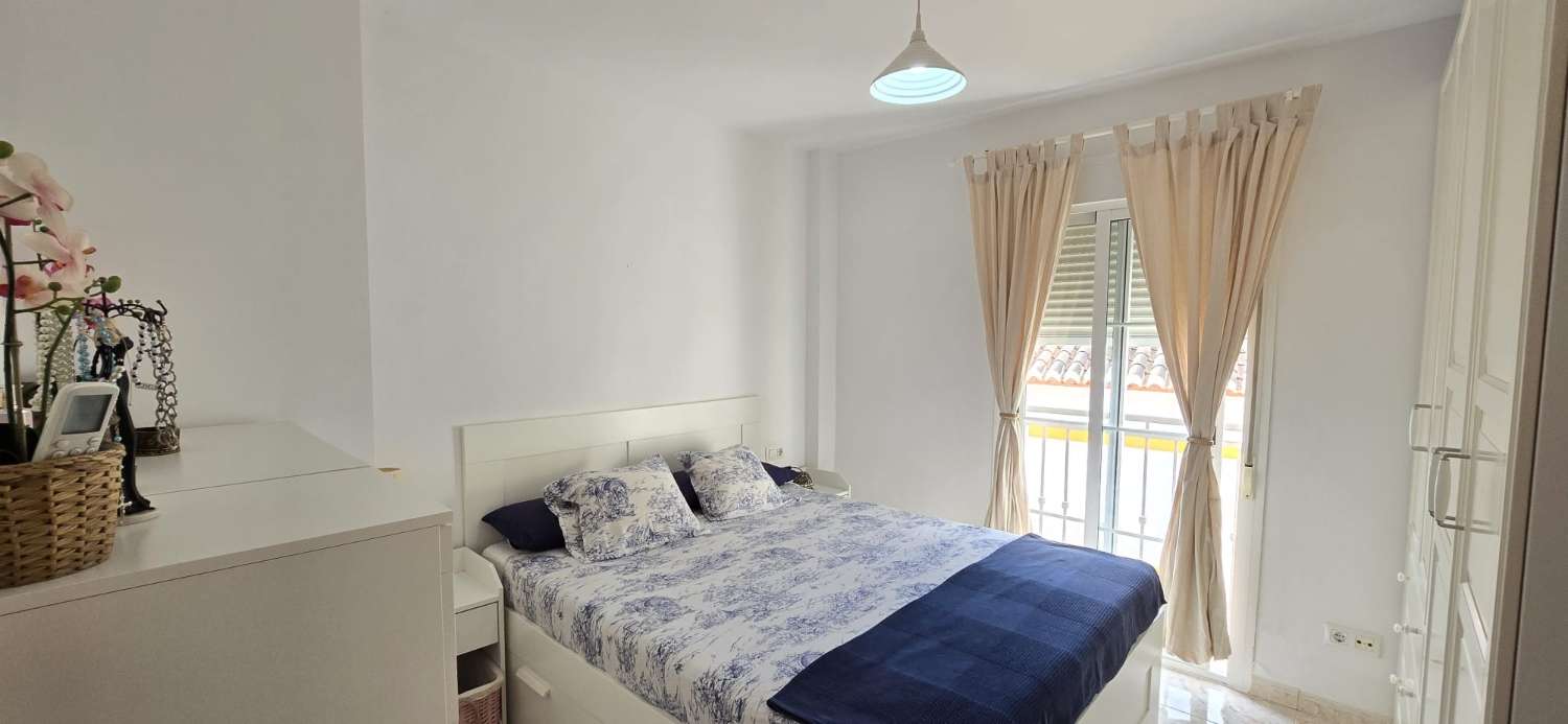 DREI SCHLAFZIMMER, ZWEI BADEZIMMER UND PARKPLATZ