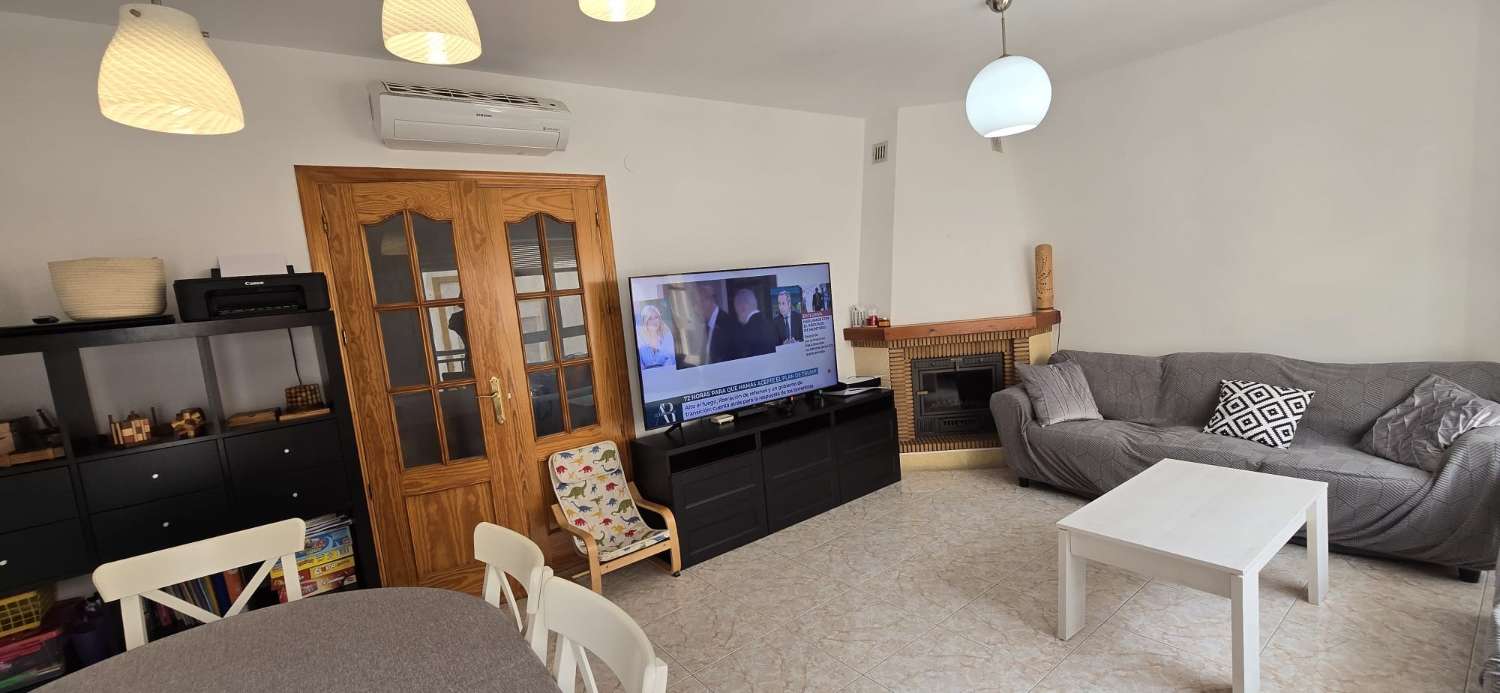 DREI SCHLAFZIMMER, ZWEI BADEZIMMER UND PARKPLATZ