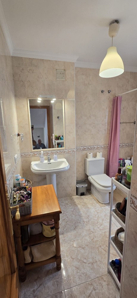 DREI SCHLAFZIMMER, ZWEI BADEZIMMER UND PARKPLATZ