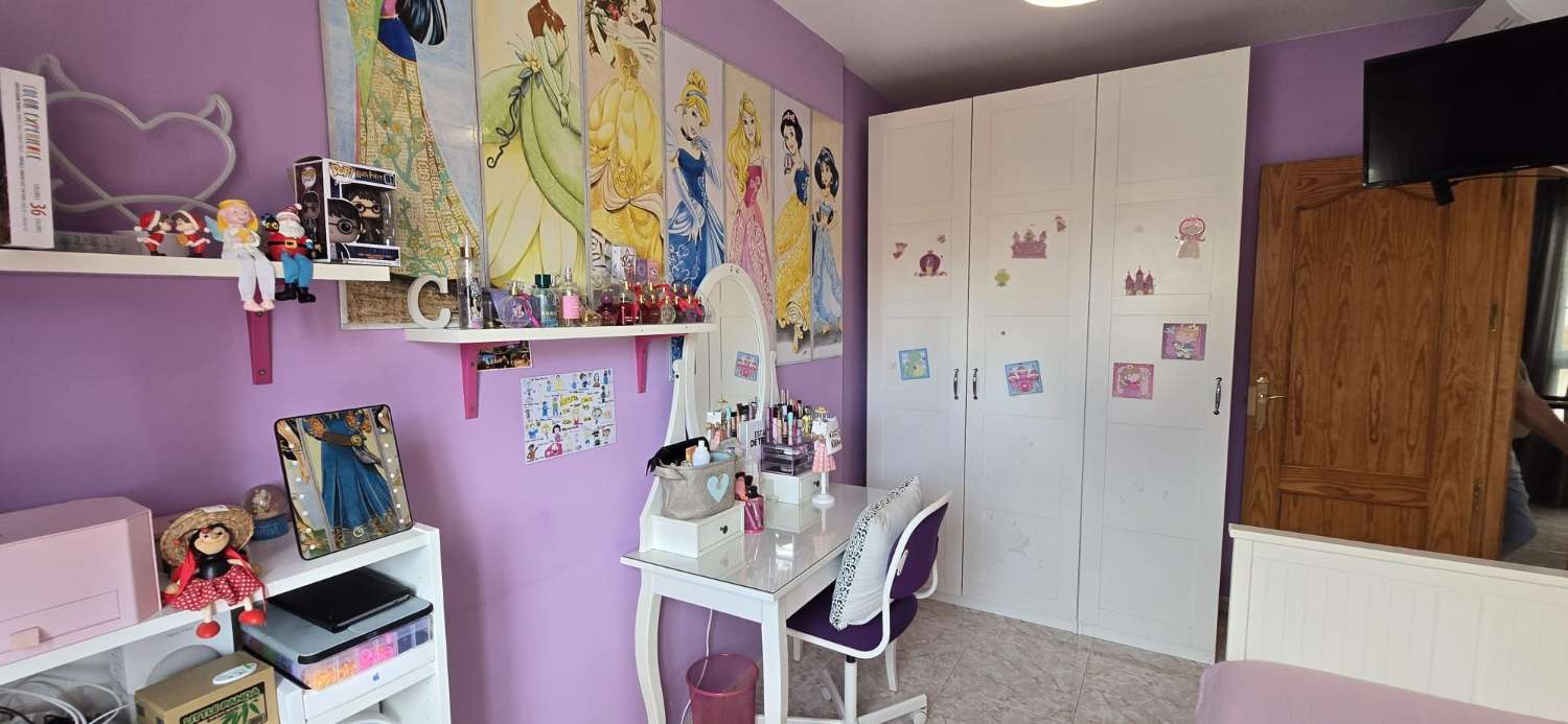 DREI SCHLAFZIMMER, ZWEI BADEZIMMER UND PARKPLATZ