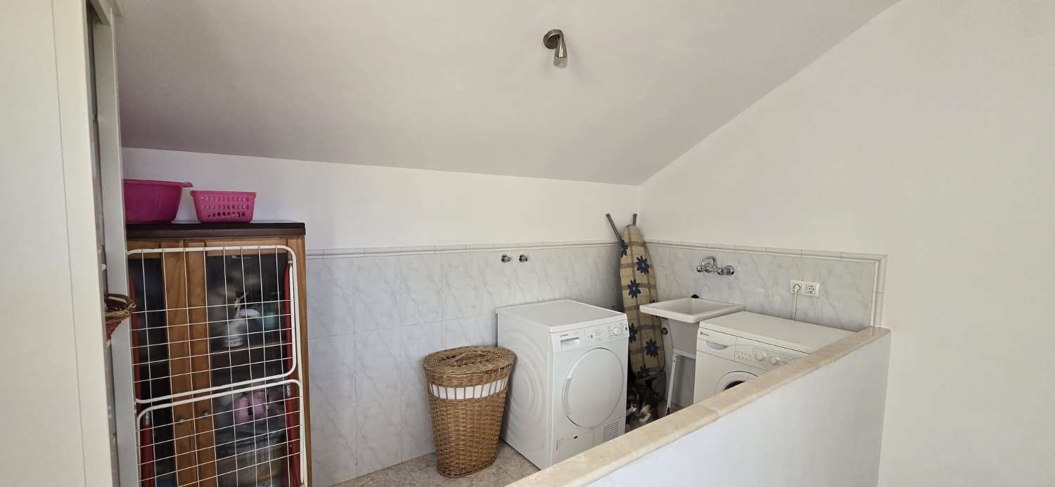 DREI SCHLAFZIMMER, ZWEI BADEZIMMER UND PARKPLATZ