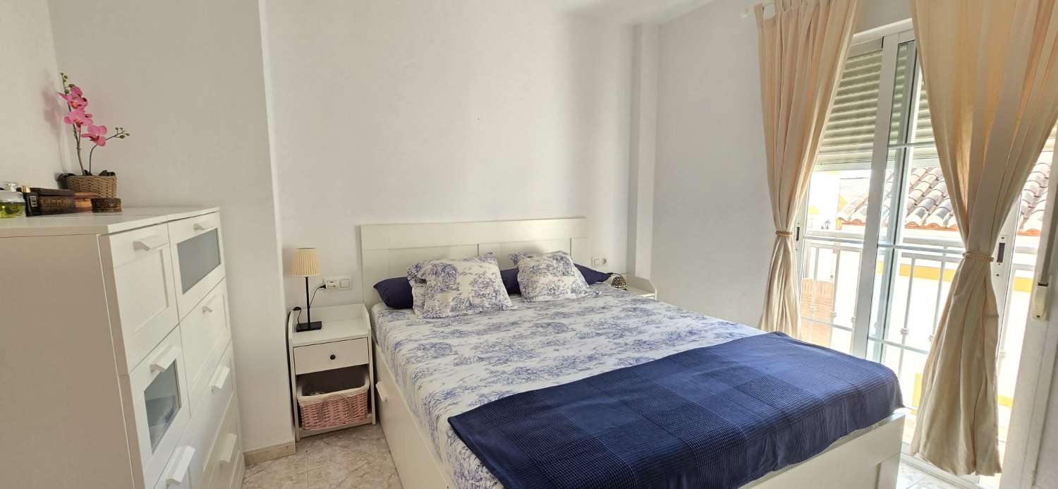 DREI SCHLAFZIMMER, ZWEI BADEZIMMER UND PARKPLATZ