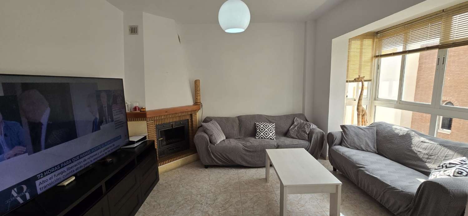 DREI SCHLAFZIMMER, ZWEI BADEZIMMER UND PARKPLATZ