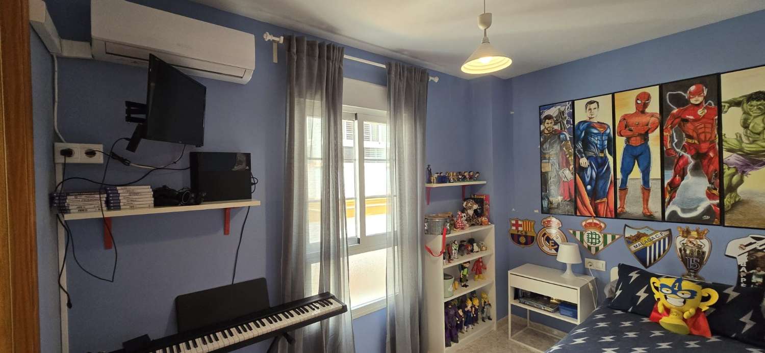 DREI SCHLAFZIMMER, ZWEI BADEZIMMER UND PARKPLATZ