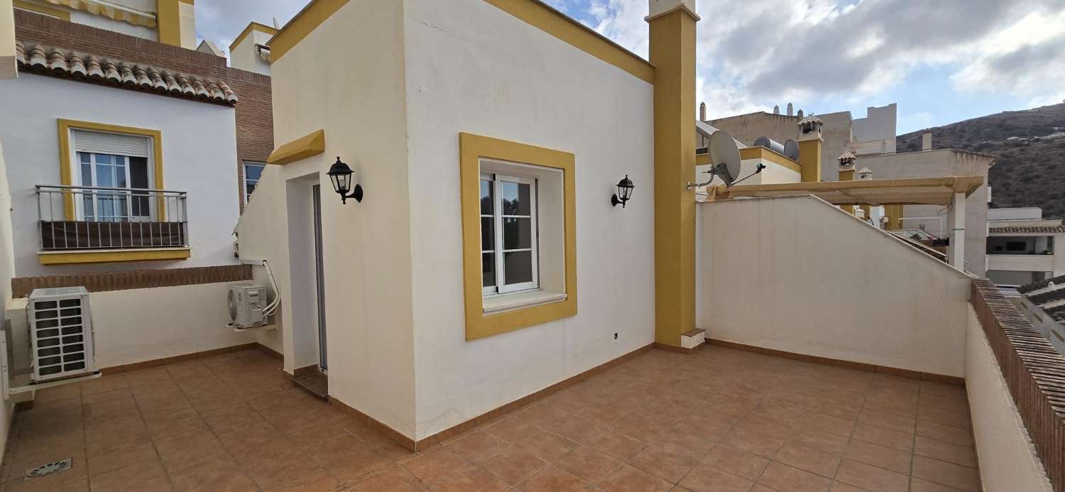 DREI SCHLAFZIMMER, ZWEI BADEZIMMER UND PARKPLATZ