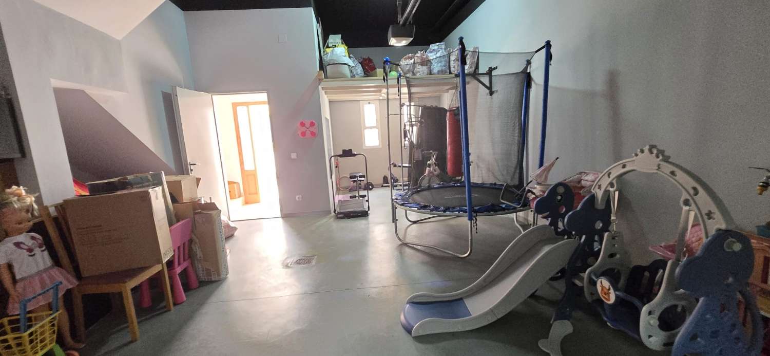 DREI SCHLAFZIMMER, ZWEI BADEZIMMER UND PARKPLATZ