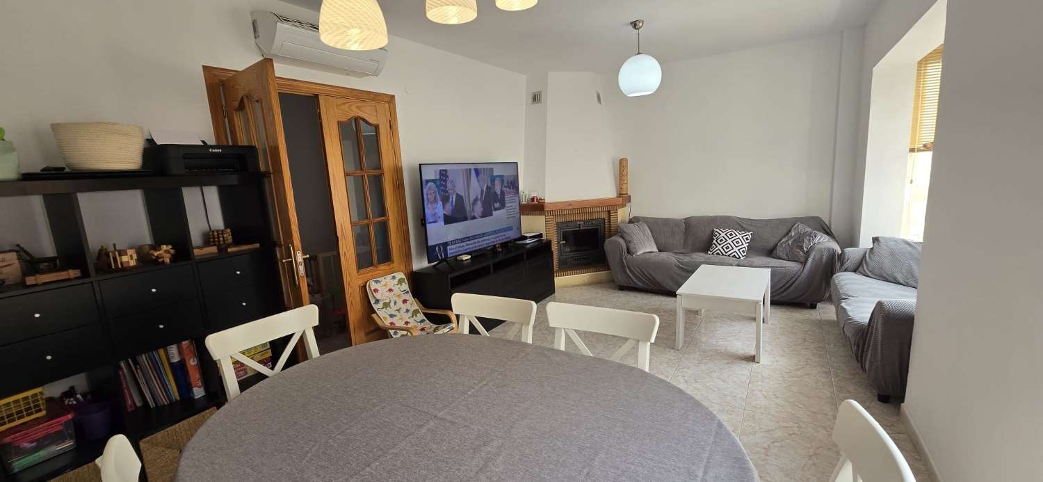 DREI SCHLAFZIMMER, ZWEI BADEZIMMER UND PARKPLATZ