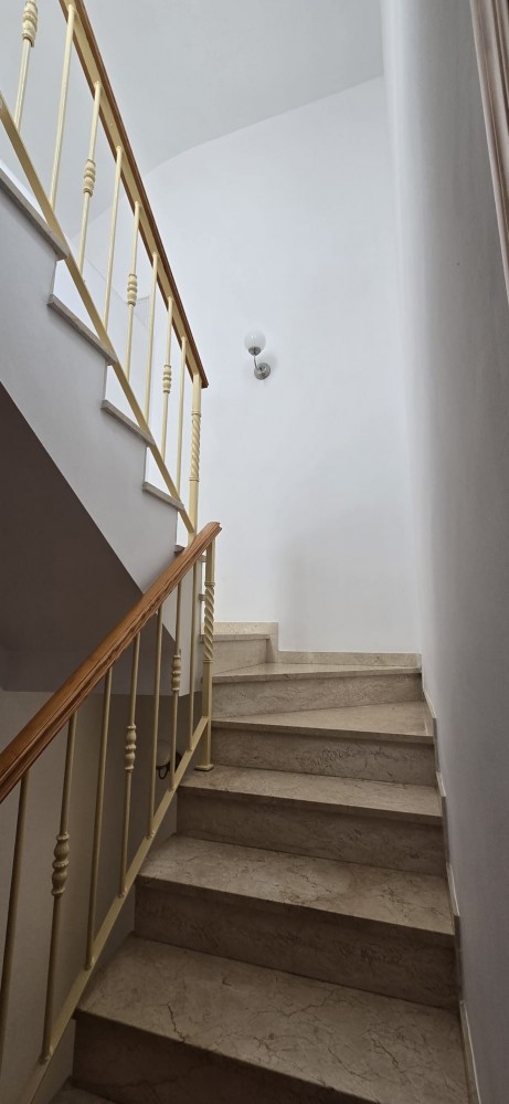 DREI SCHLAFZIMMER, ZWEI BADEZIMMER UND PARKPLATZ