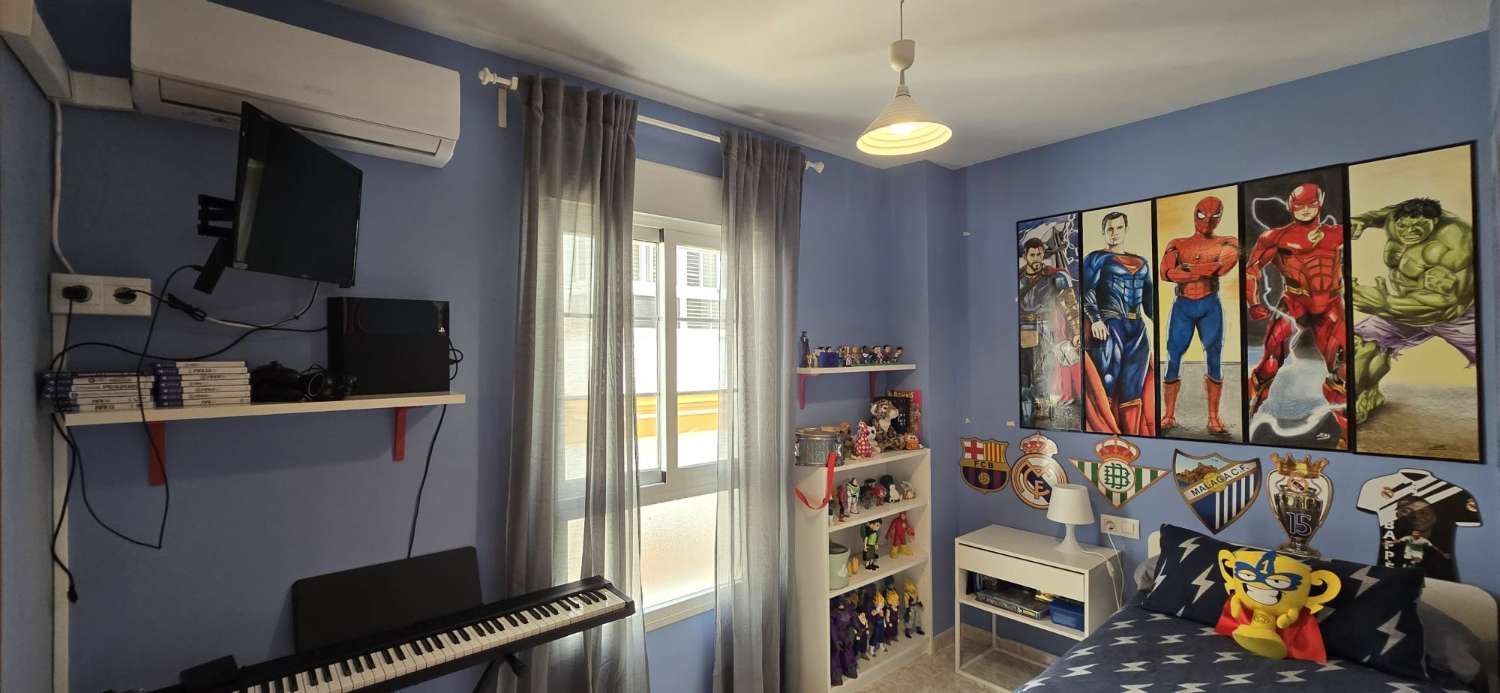 DREI SCHLAFZIMMER, ZWEI BADEZIMMER UND PARKPLATZ