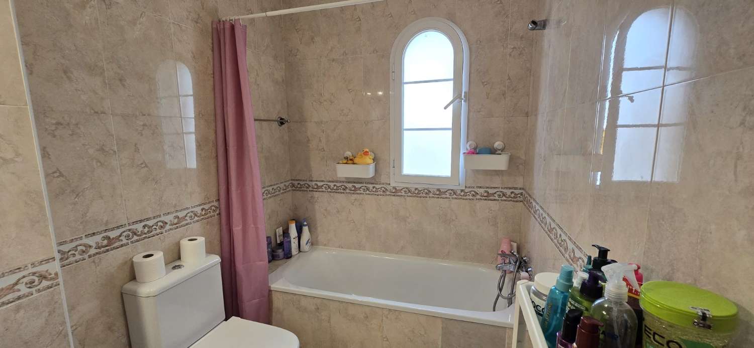 DREI SCHLAFZIMMER, ZWEI BADEZIMMER UND PARKPLATZ