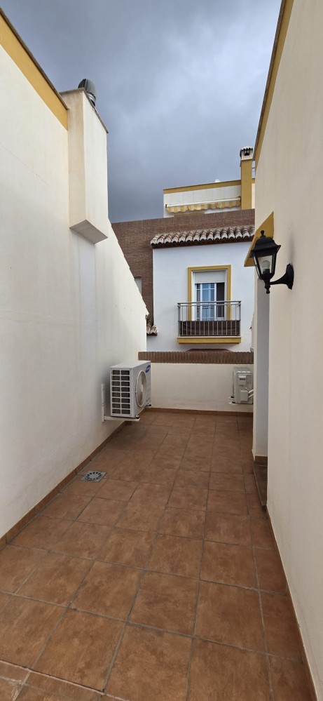 DREI SCHLAFZIMMER, ZWEI BADEZIMMER UND PARKPLATZ