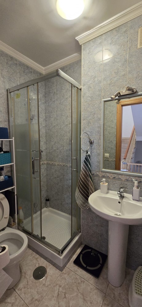 DREI SCHLAFZIMMER, ZWEI BADEZIMMER UND PARKPLATZ