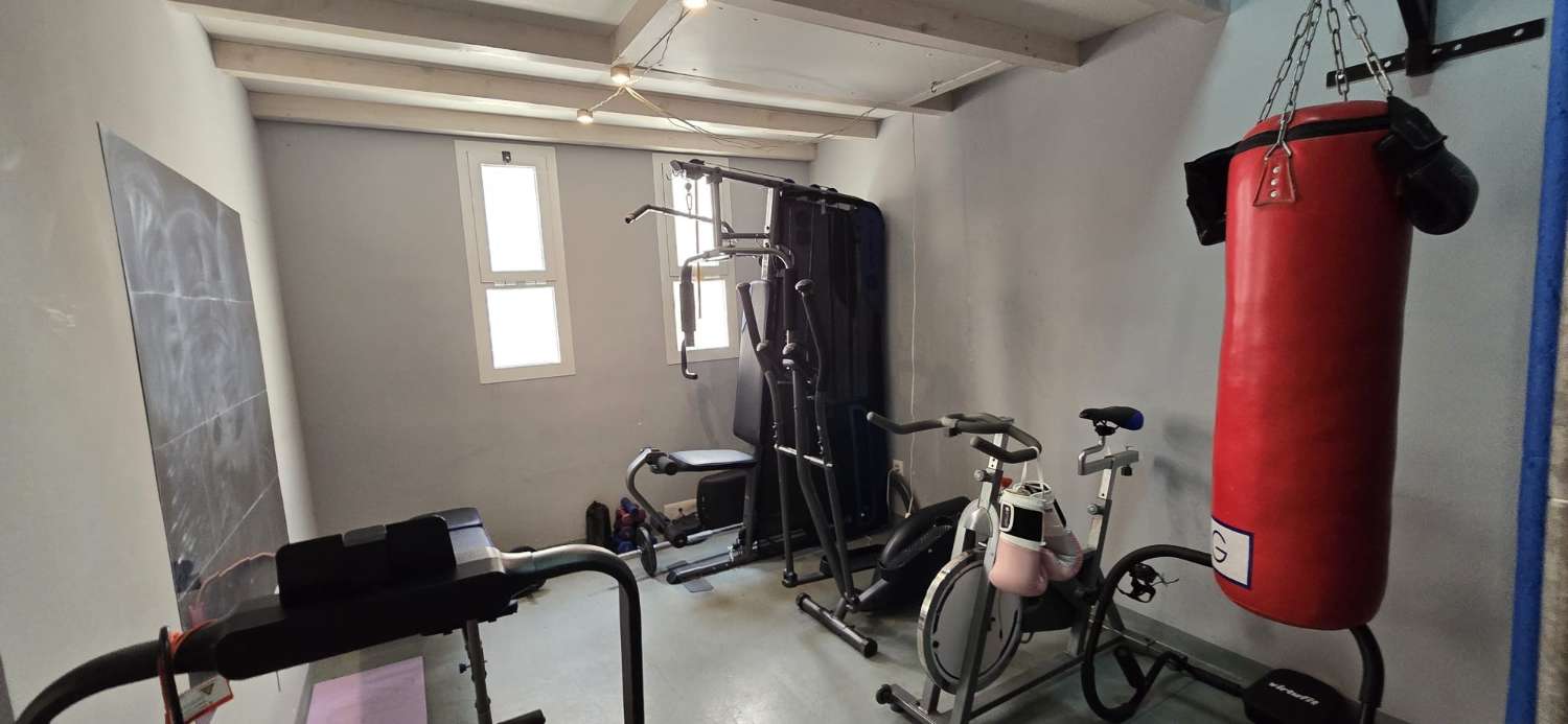 DREI SCHLAFZIMMER, ZWEI BADEZIMMER UND PARKPLATZ