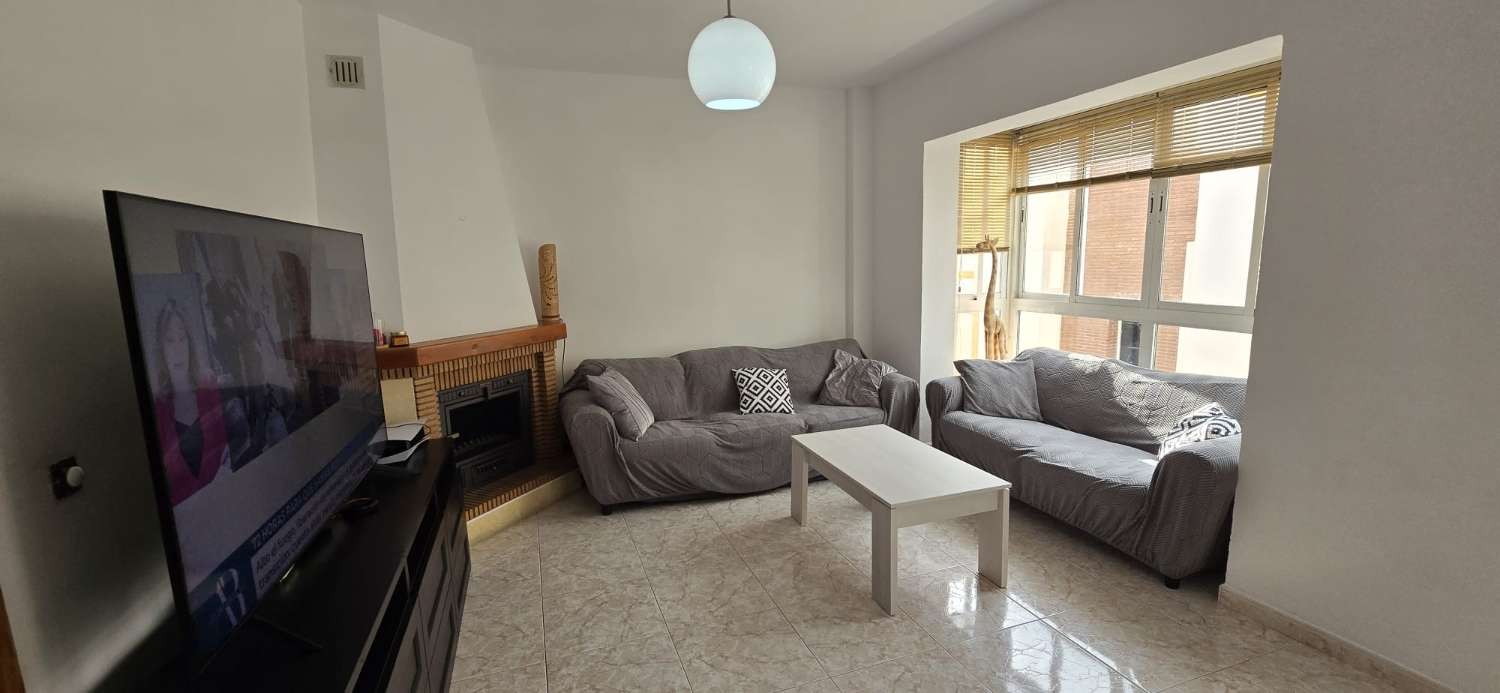 DREI SCHLAFZIMMER, ZWEI BADEZIMMER UND PARKPLATZ