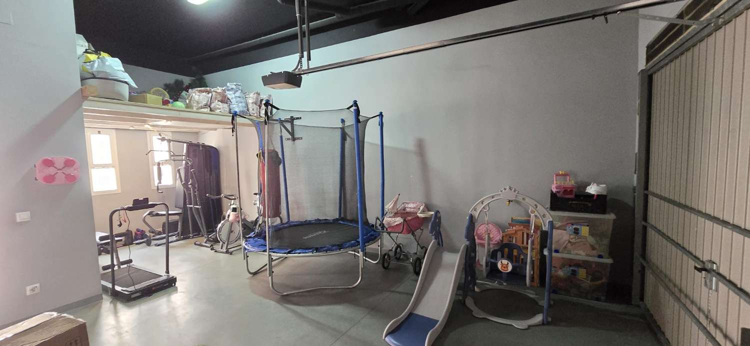 DREI SCHLAFZIMMER, ZWEI BADEZIMMER UND PARKPLATZ