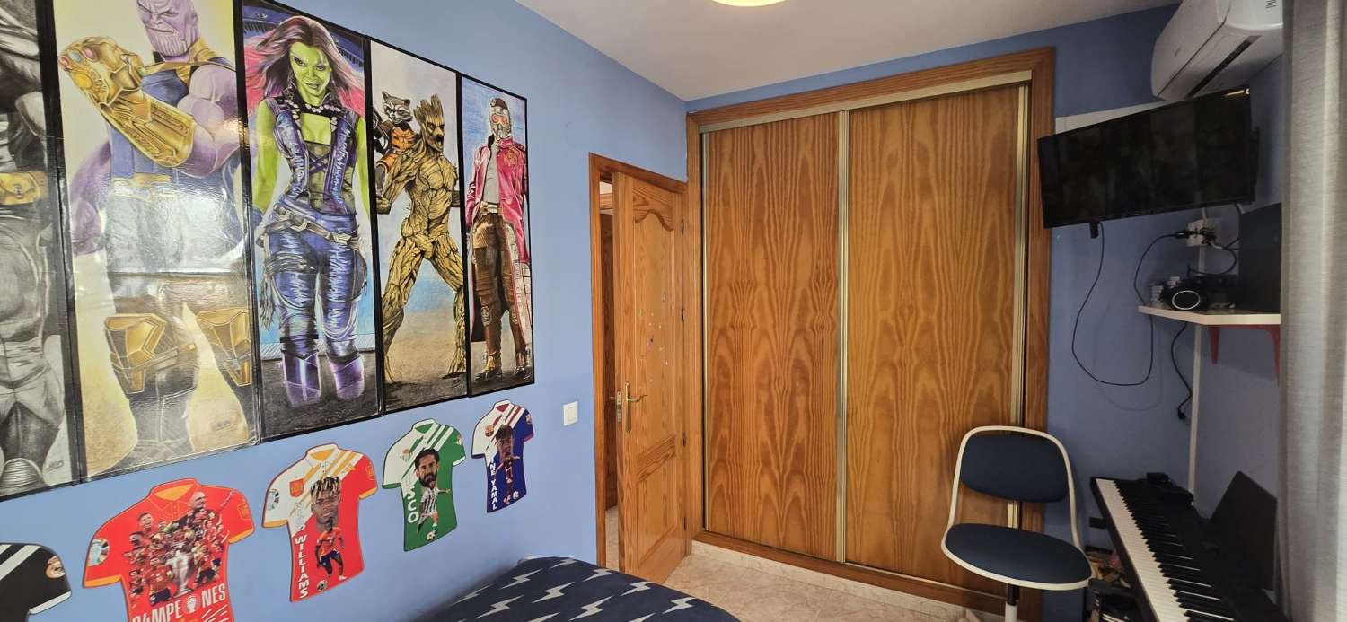 DREI SCHLAFZIMMER, ZWEI BADEZIMMER UND PARKPLATZ