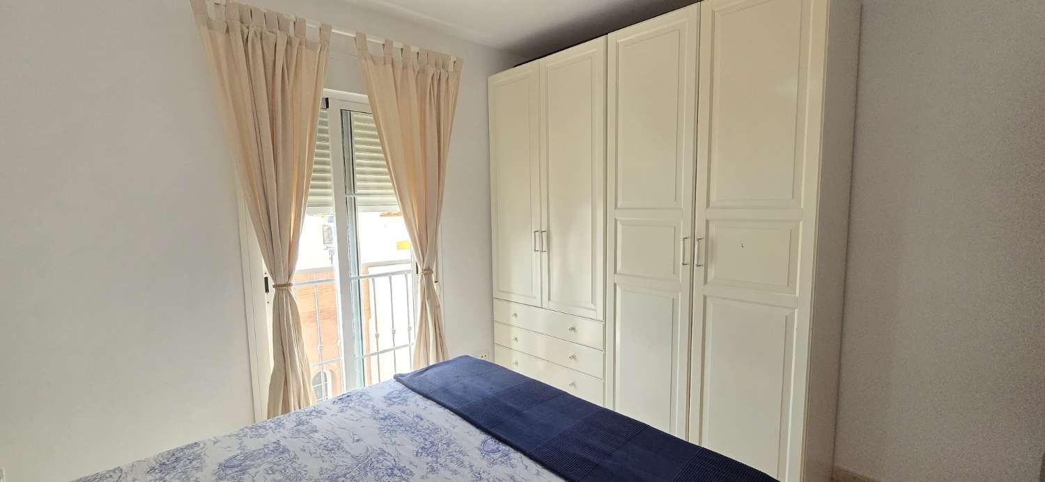 DREI SCHLAFZIMMER, ZWEI BADEZIMMER UND PARKPLATZ