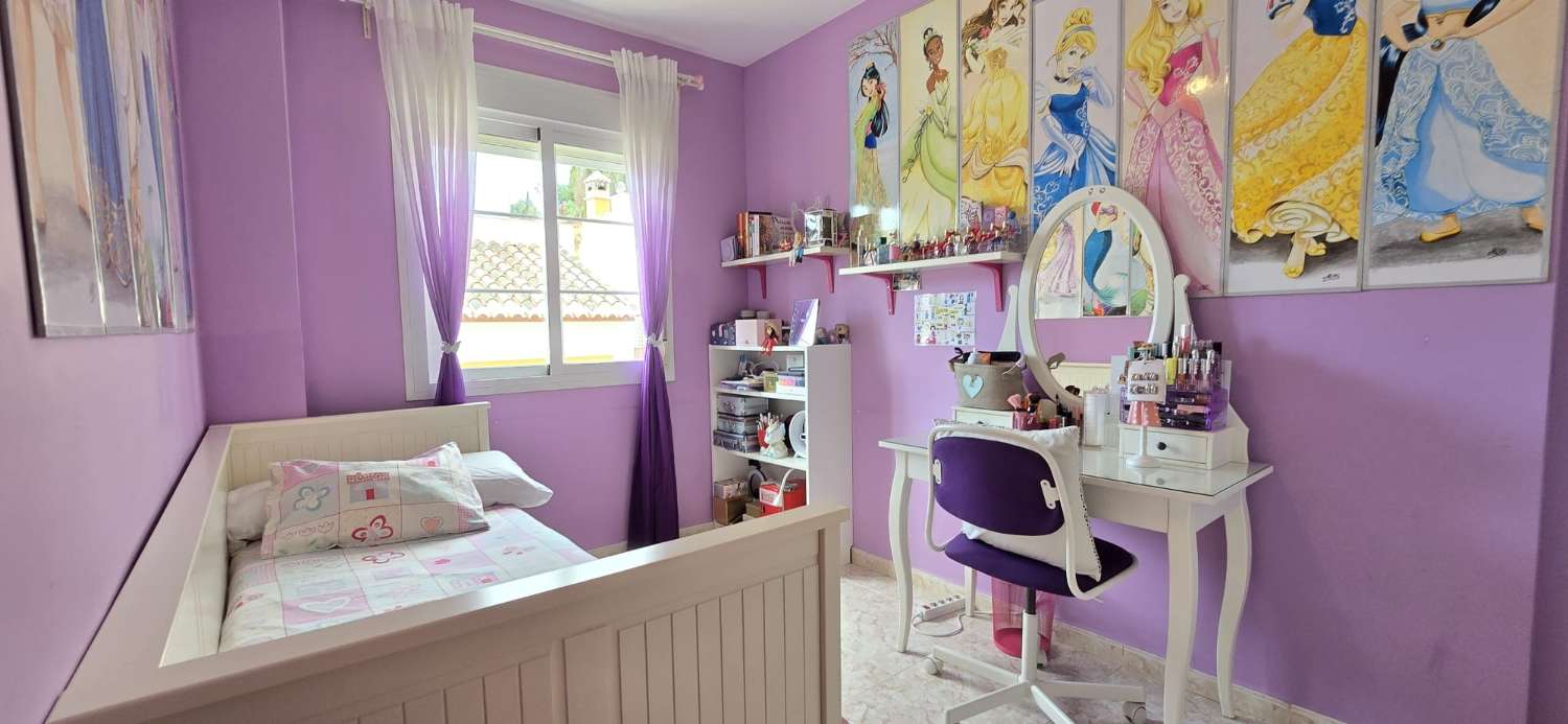 DREI SCHLAFZIMMER, ZWEI BADEZIMMER UND PARKPLATZ