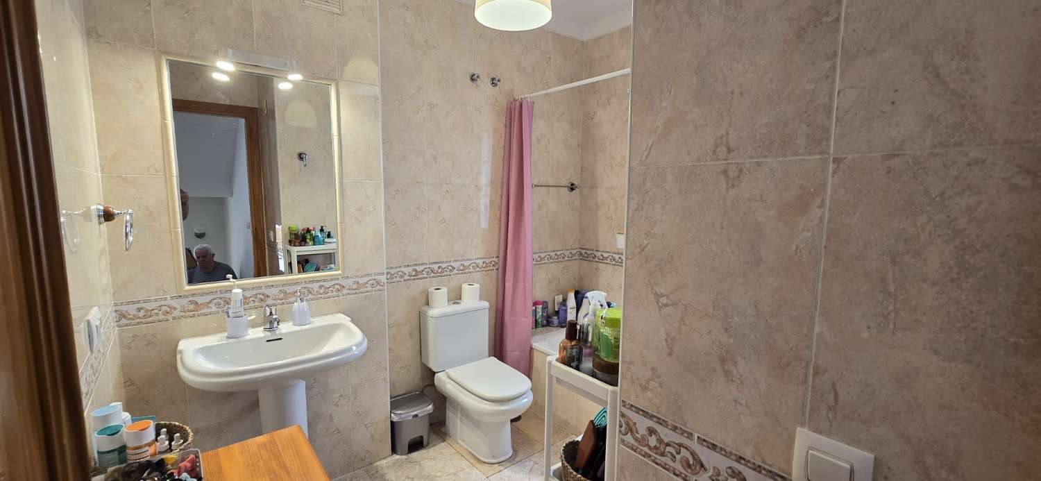 DREI SCHLAFZIMMER, ZWEI BADEZIMMER UND PARKPLATZ