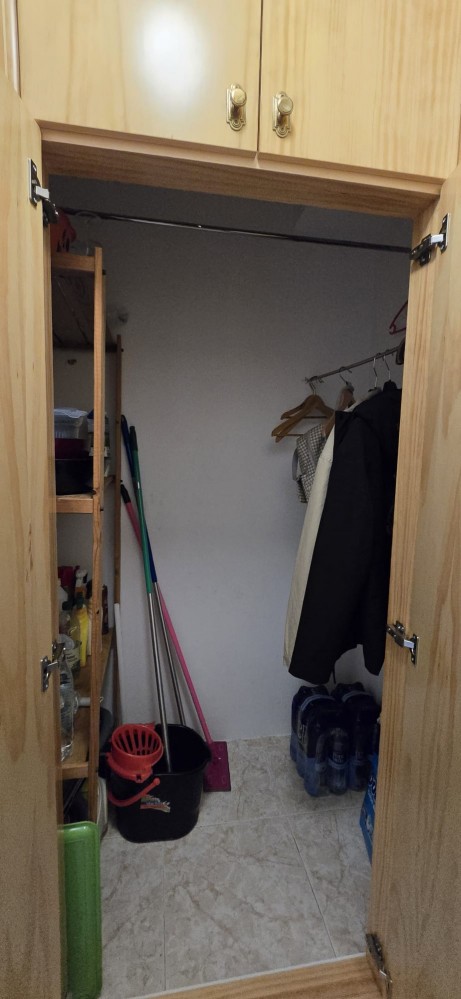 DREI SCHLAFZIMMER, ZWEI BADEZIMMER UND PARKPLATZ