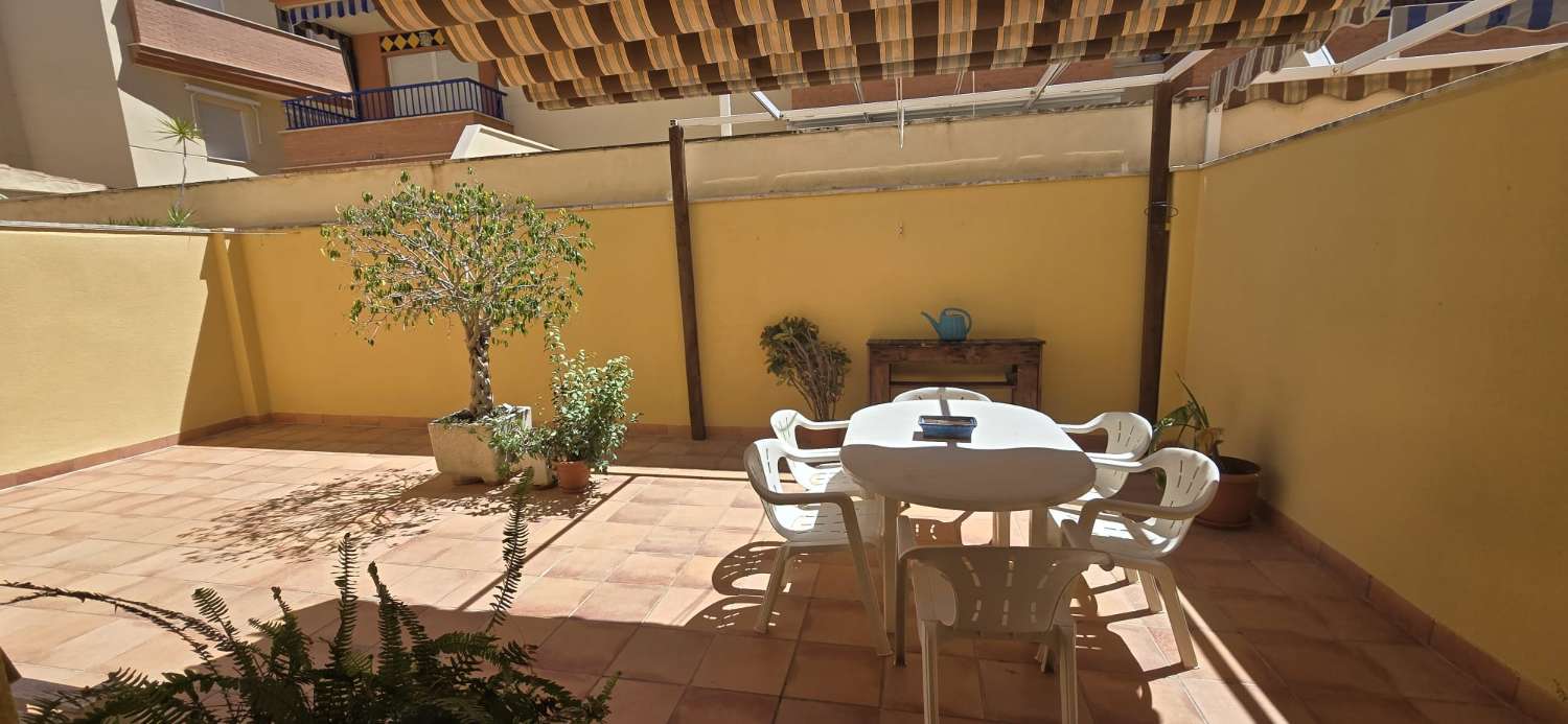 TRES DORMITORIOS DOS BAÑOS Y AMPLIO PATIO