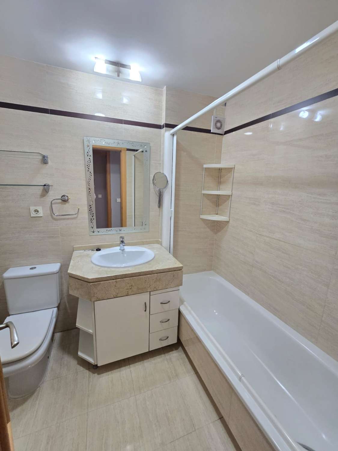 TRES DORMITORIOS DOS BAÑOS Y AMPLIO PATIO