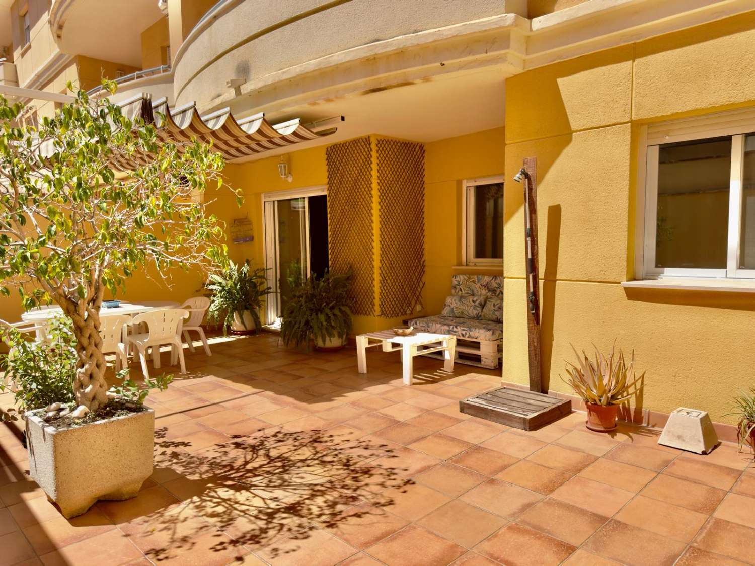 TRES DORMITORIOS DOS BAÑOS Y AMPLIO PATIO